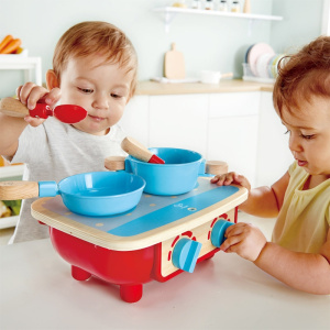 Hape Ξύλινη Μικρή Κουζίνα Με Τηγάνι, Κατσαρόλα Και 2 Σπάτουλες - Toddler Kitchen Set  (E3170)